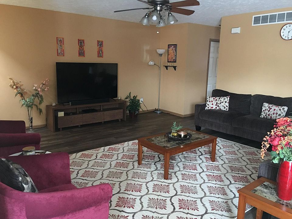 Large and spacious living room (Luxury Vinyl Planks flooring)
