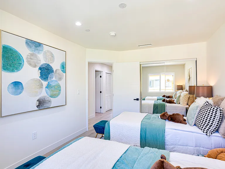 1012 S Mollison Ave — Photo 7