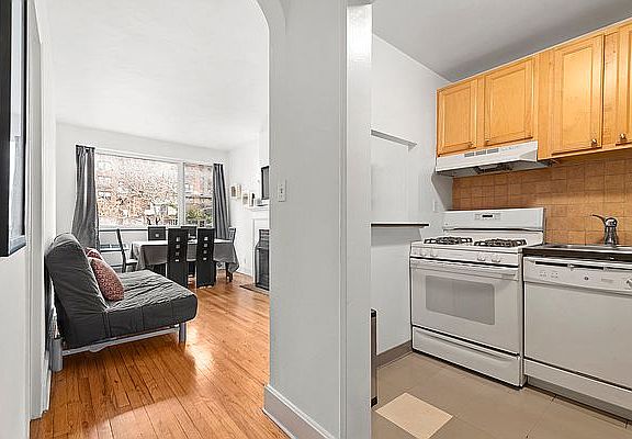 4th image of 327 E 52nd St APT 5R