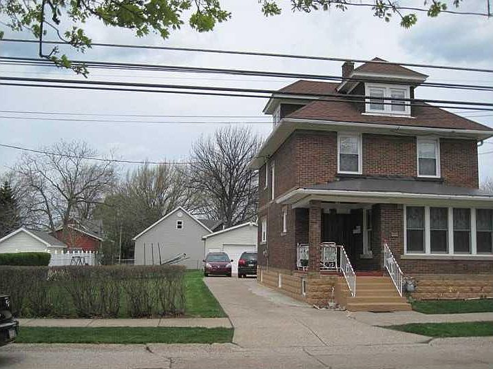 1st image of 918 E 32nd St