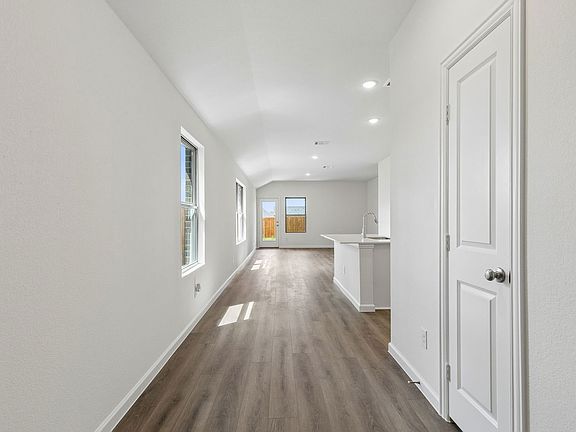 2nd image of 859 Hillcrest Blvd