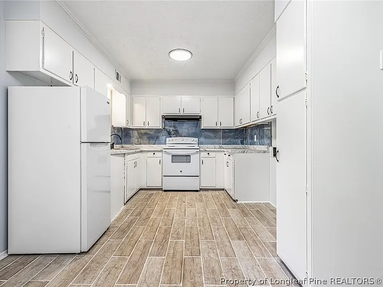 2326 Barrington Cir — Photo 15