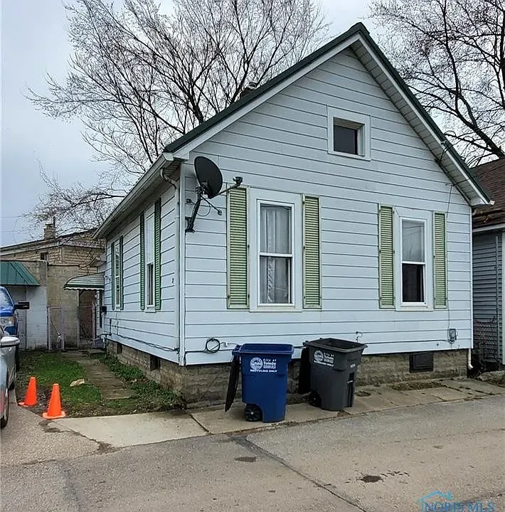 21 Magyar St