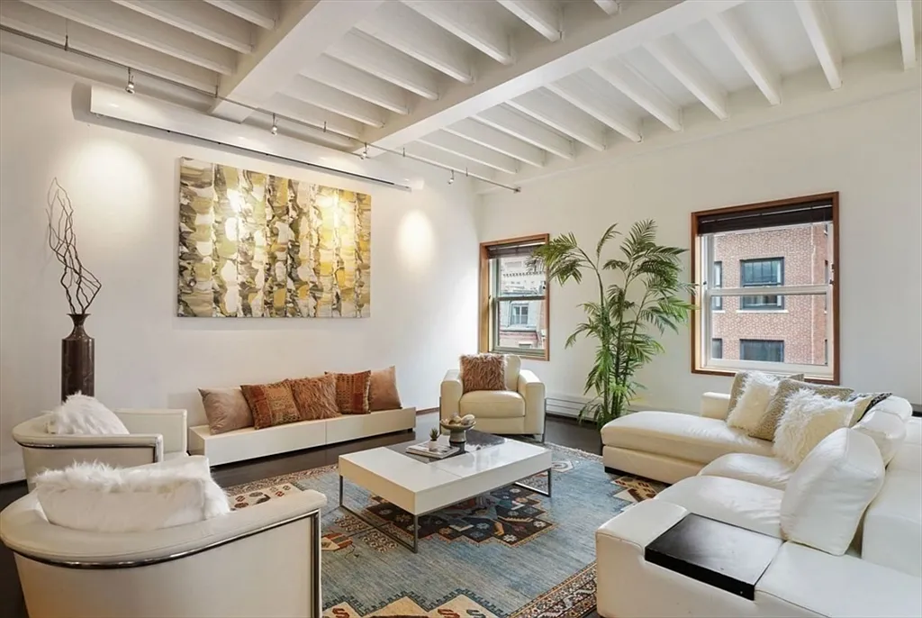 2 bed, 2.0 bath, 1490 sqft, $10,000 — Photo 2
