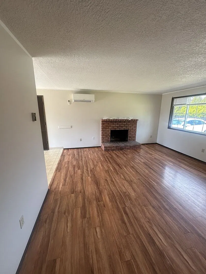 Simple Living with large fenced back yard — Photo 4