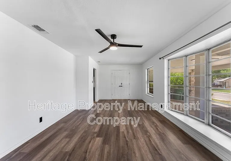 3614 Versailles Dr — Photo 5