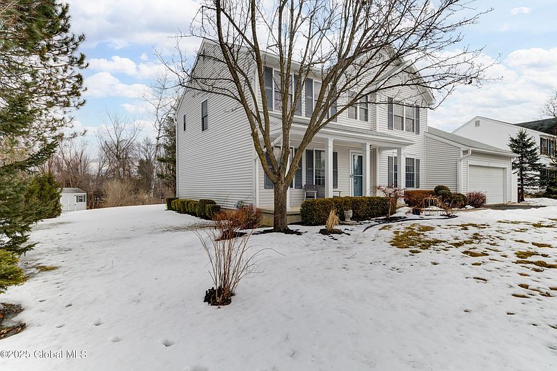 2nd image of 12 Crescent Creek Way