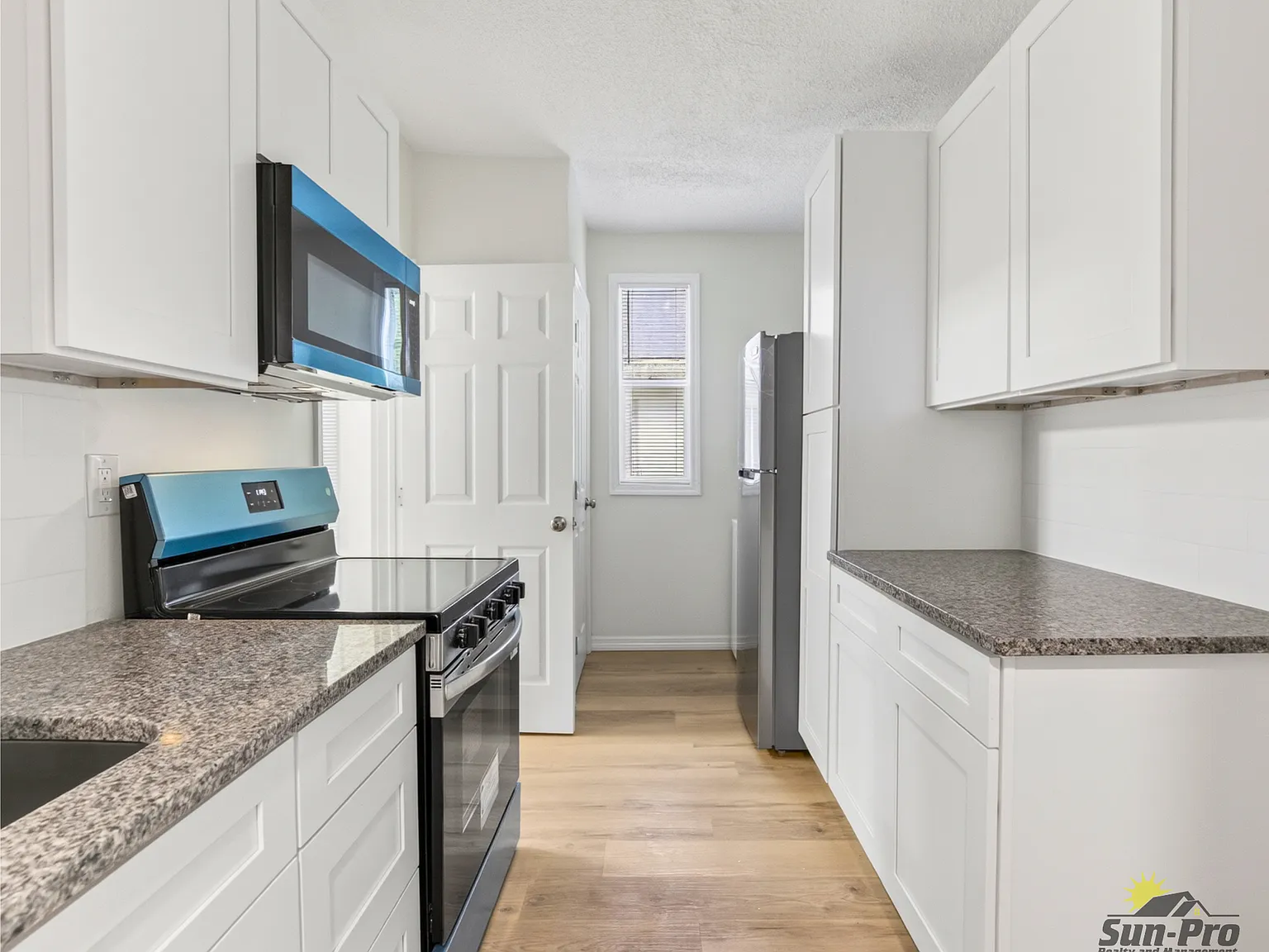 2 bed, 1.0 bath, 900 sqft, $1,195 — Photo 2