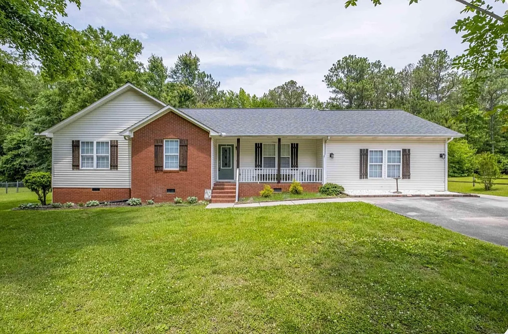 1713 Louise Dr SE — Photo 1