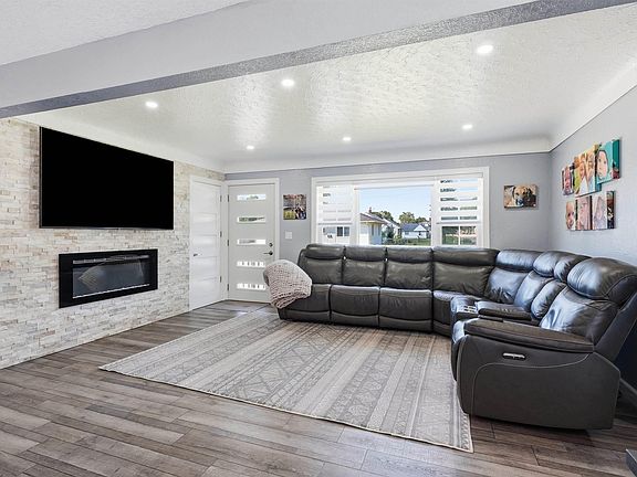 3rd image of 427 Downing Ave