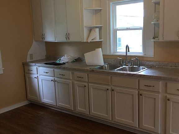 3rd image of 305 E College St