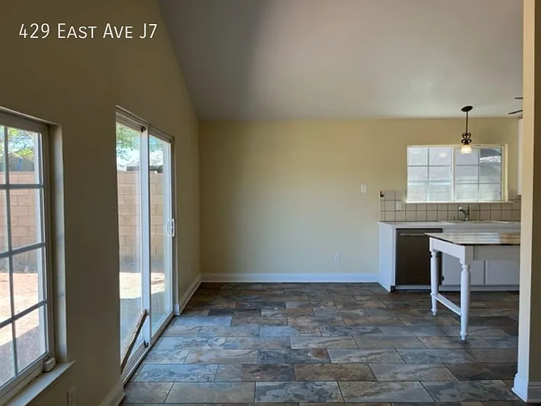429 E Avenue J7 — Photo 4