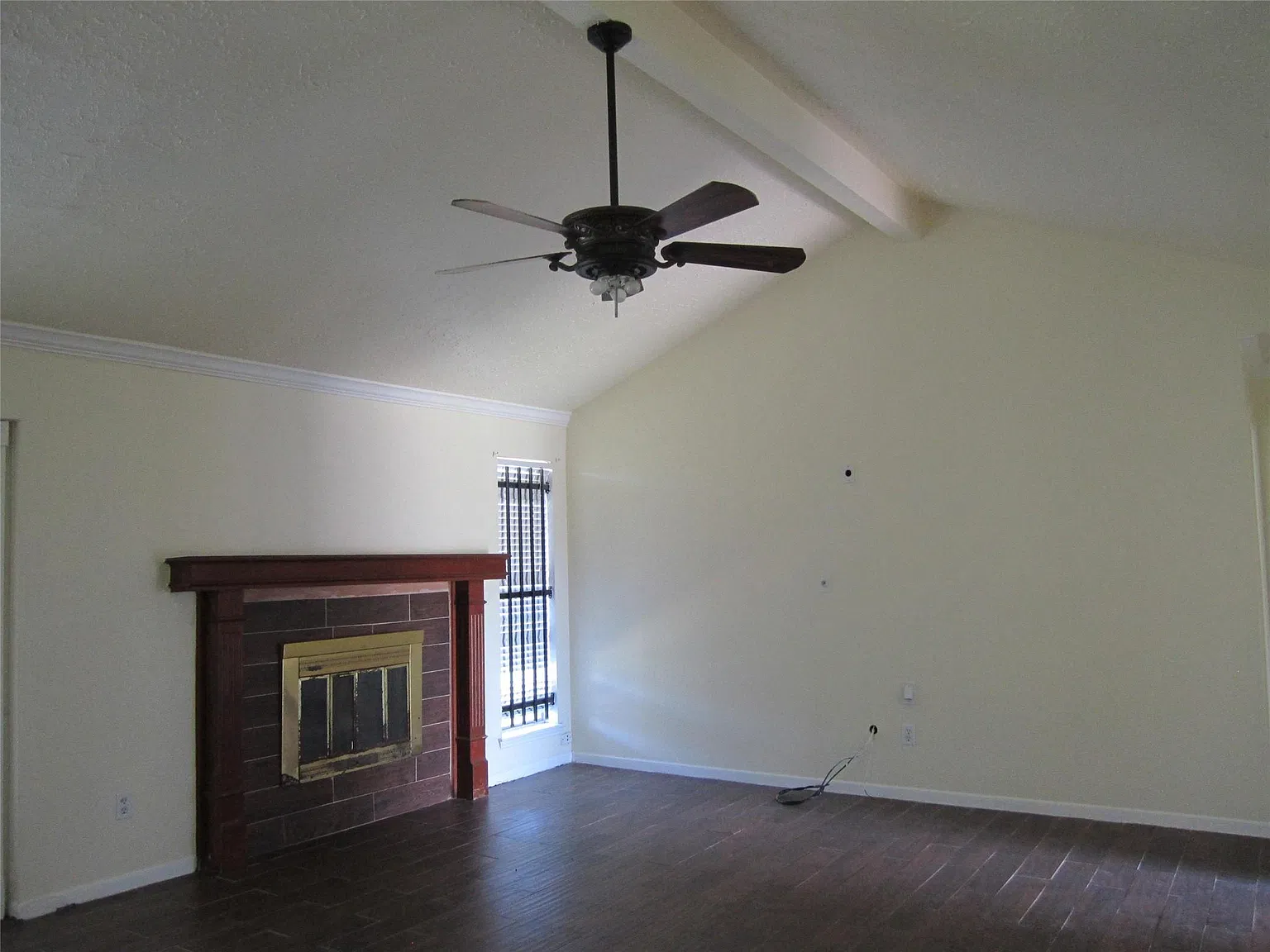 3 bed, 2.0 bath, 1391 sqft, $1,700 — Photo 2