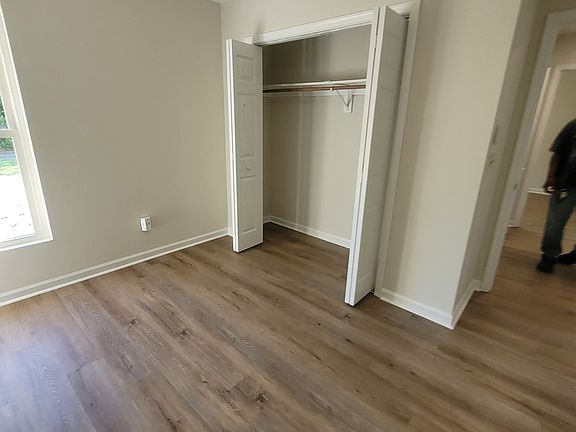 4th image of 1564 Windsor Rd