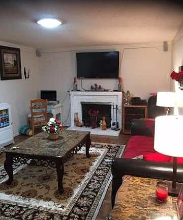 2nd image of 890 Rosewood Ave