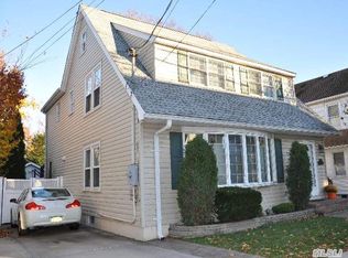71 Capitol Ave, Williston Park, NY 11596