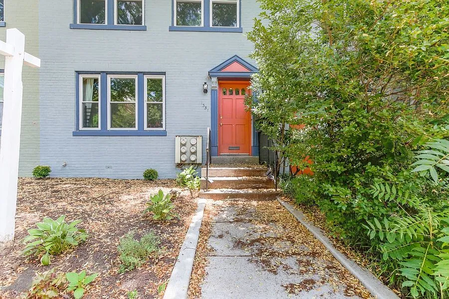 Wonderful West End Apartment! Parking Available! — Photo 2