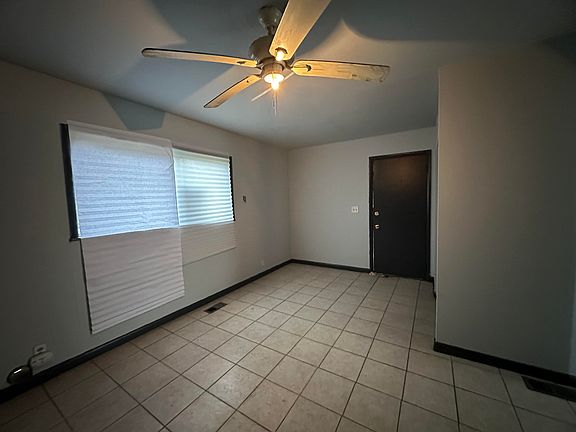 3rd image of 802 Knollcrest Dr