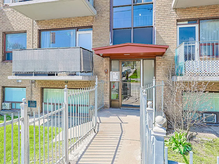 2204 Dufferin St — Photo 17