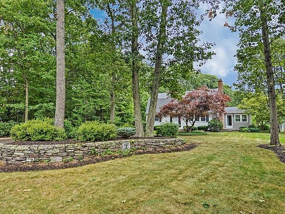4th image of 33 Valerie Dr