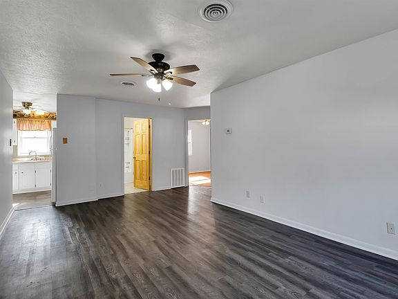 3rd image of 1048 Forest Ave #1050