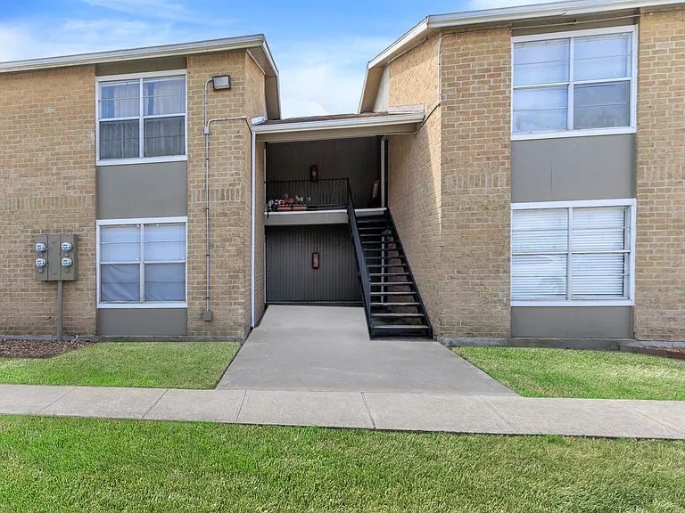 Shadow Bend Apartments — Photo 21
