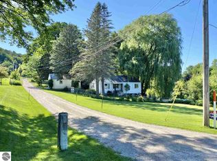 10970 Bingo Ln, Honor, MI 49640