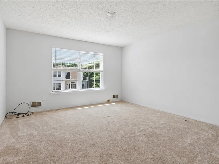 82 Hancock Dr — Photo 32