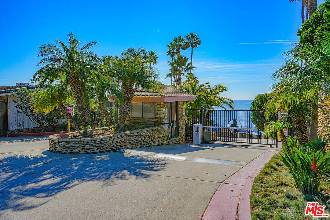 2 bed, 2.0 bath, 1044 sqft, $5,500 — Photo 3