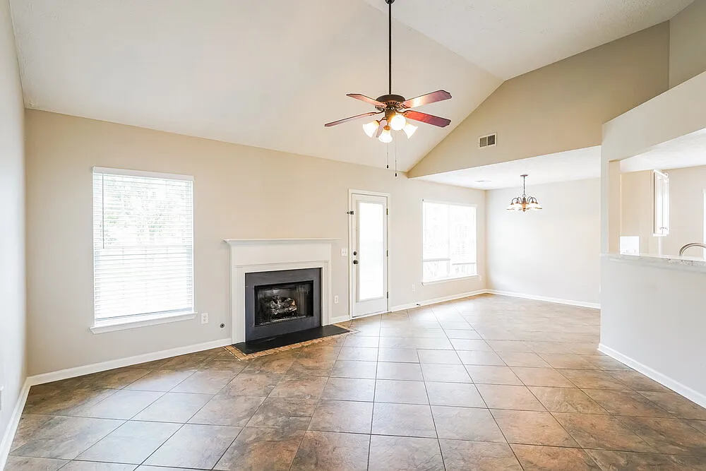 3 bed, 2.0 bath, 1920 sqft, $2,370 — Photo 4