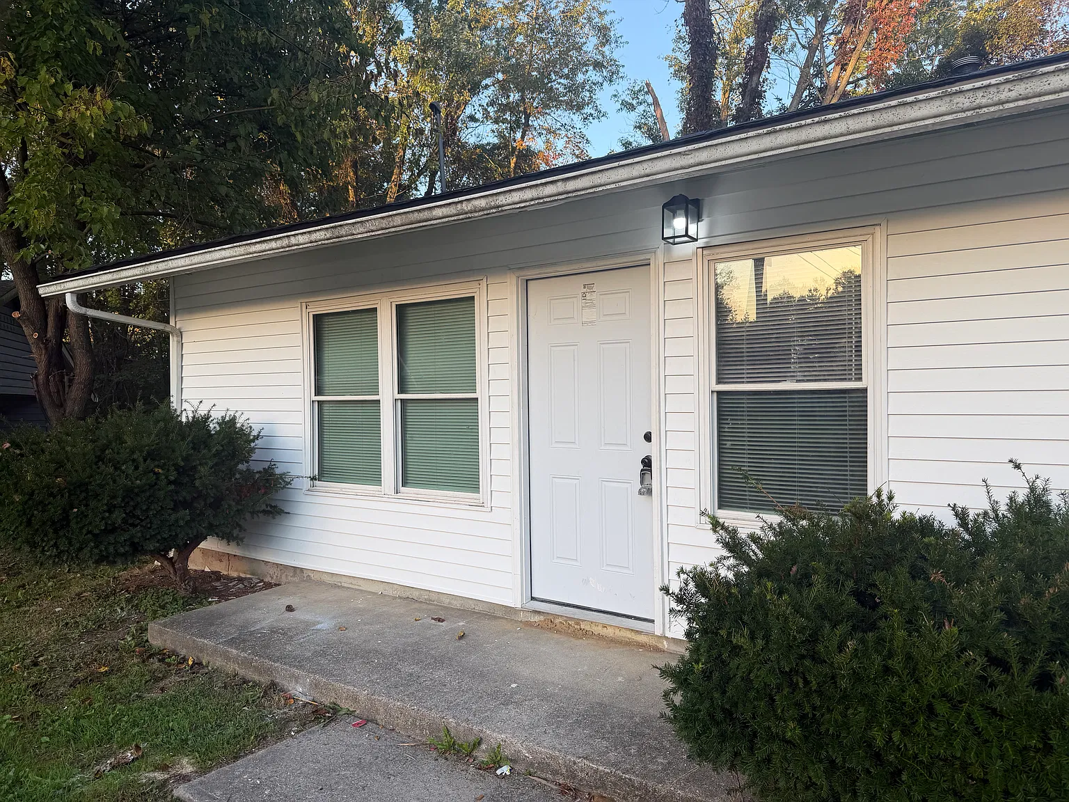 3 bed, 1100 sqft, $2,100 — Photo 1