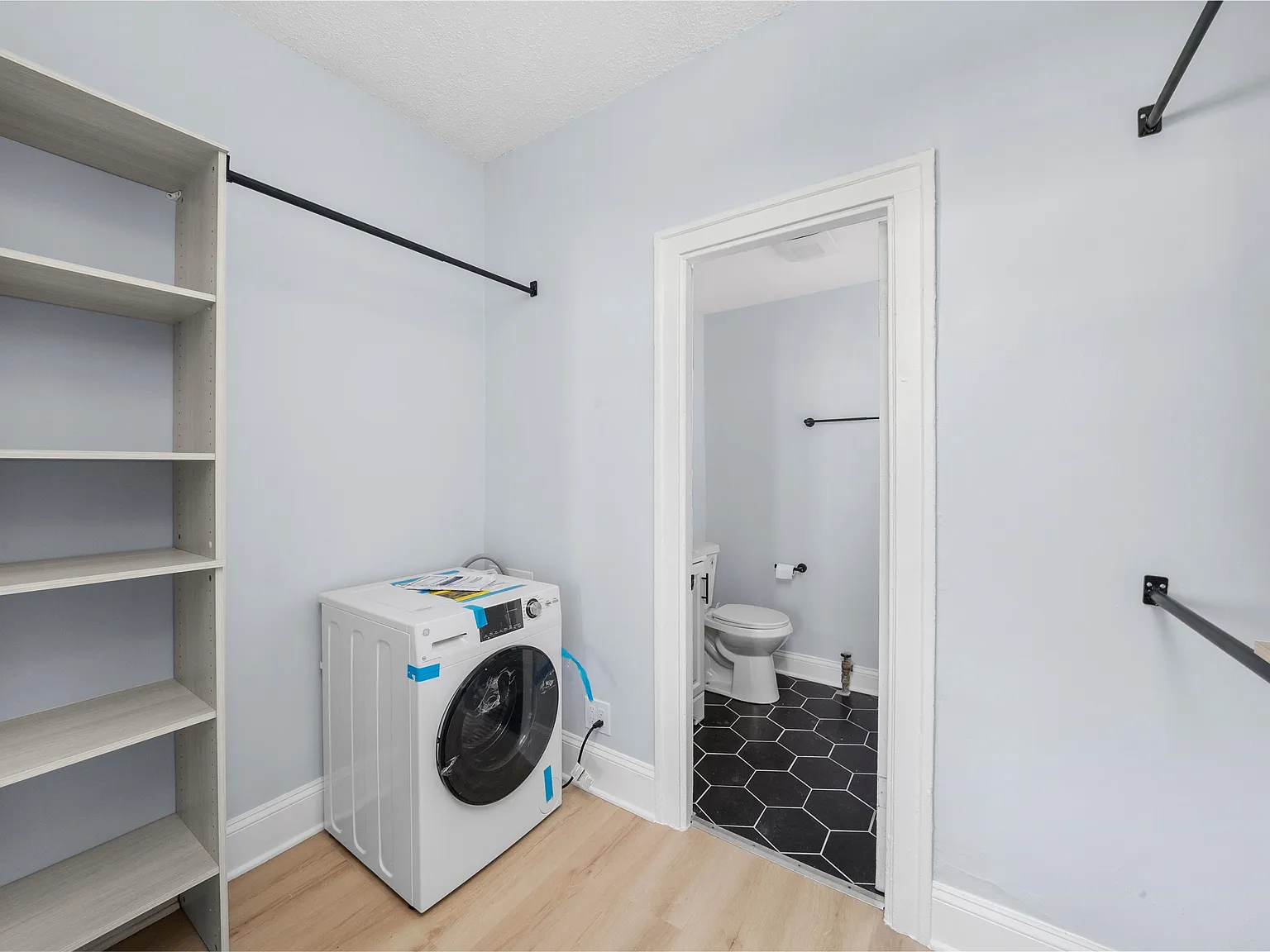 University Manor Apartments — Photo 3