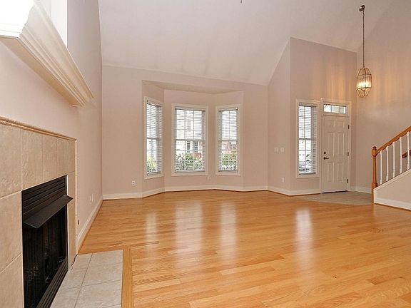 4th image of 337 Sheliah Ct