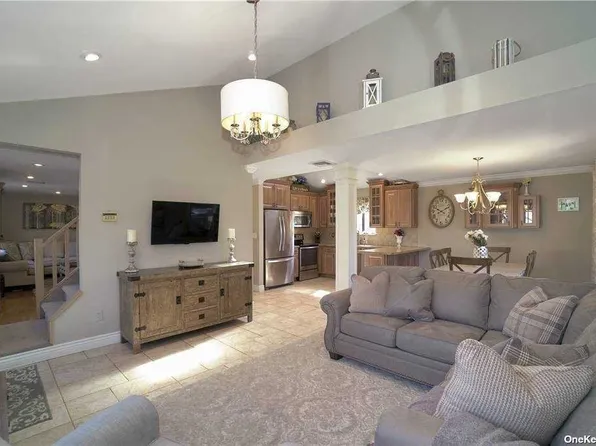 2 Spruce Dr, Nesconset, NY 11767