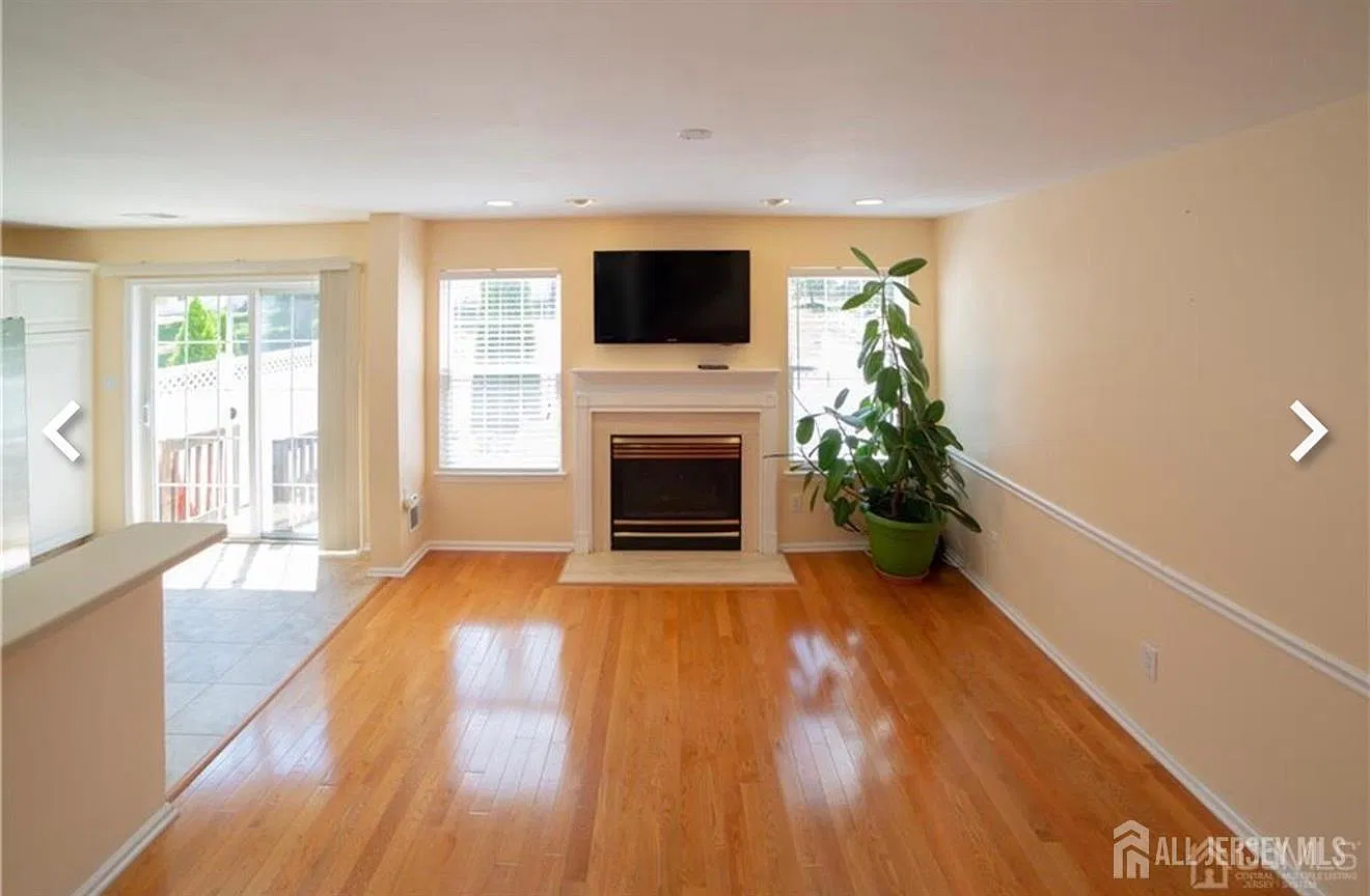 4 bed, 2.5 bath, 2096 sqft, $3,950 — Photo 4