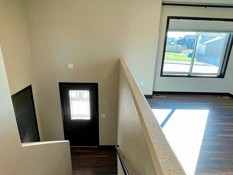 557 Mace Dr — Photo 2