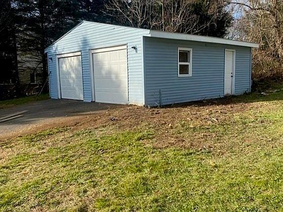 Detached garage