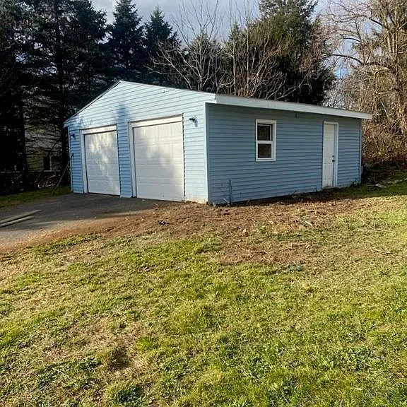 Detached garage