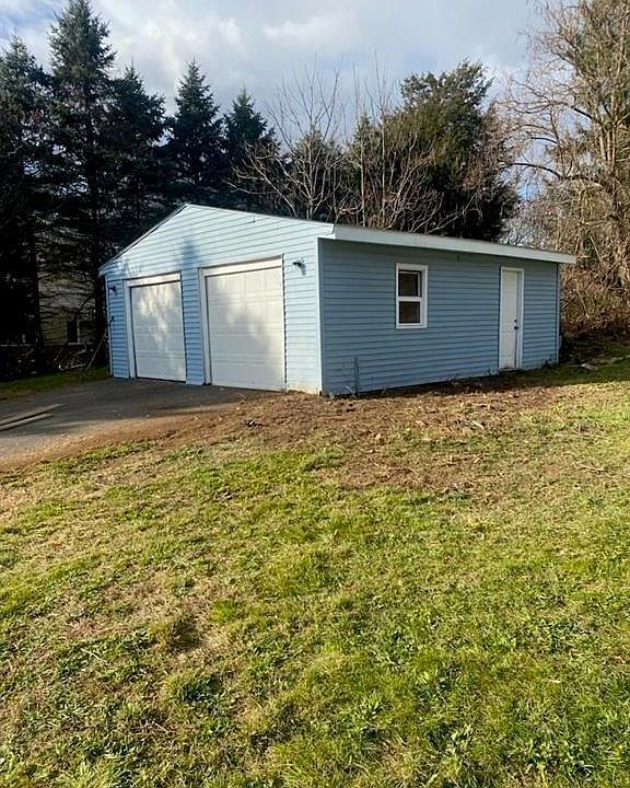 Detached garage