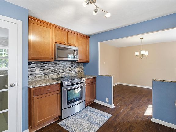 5th image of 2407 Wolford St