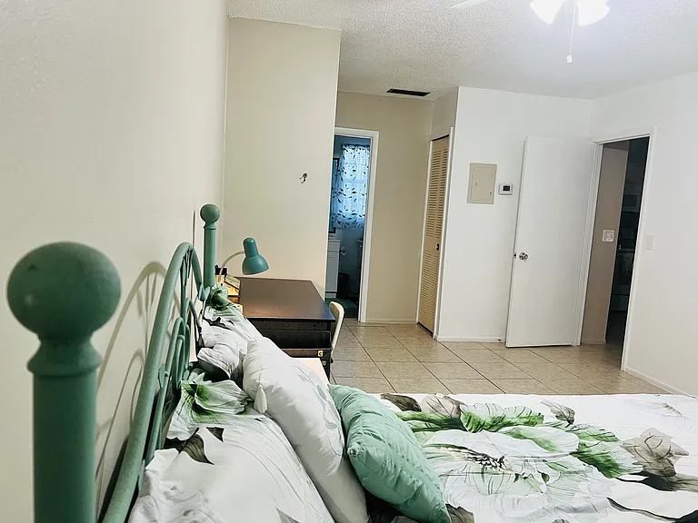 1100 E Caroline St — Photo 12