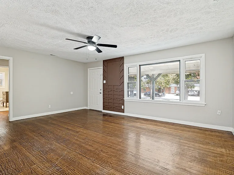 1913 Landa Dr — Photo 2
