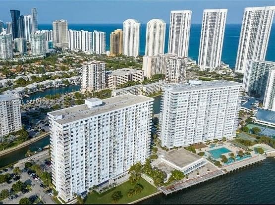 1st image of 300 Bayview Dr APT 915