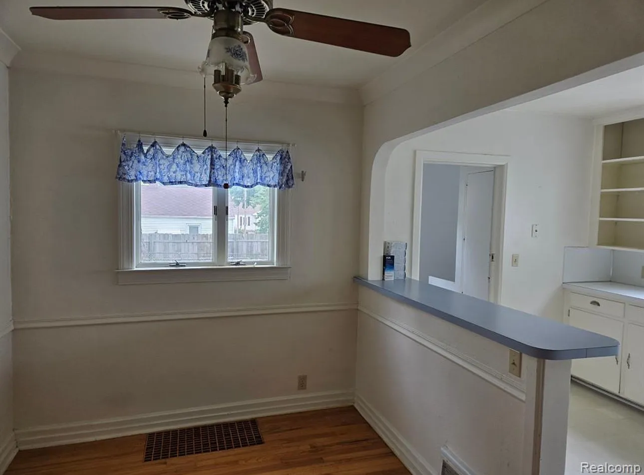 2 bed, 860 sqft, $900 — Photo 2