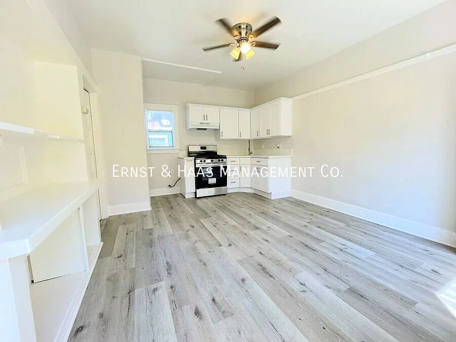 Fantastic Apartment Located in Prime Downtown Location! — Photo 2