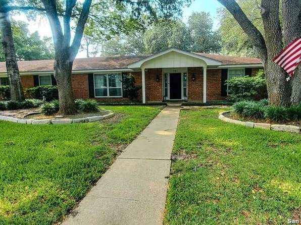 701 E Randall, Beeville 78102