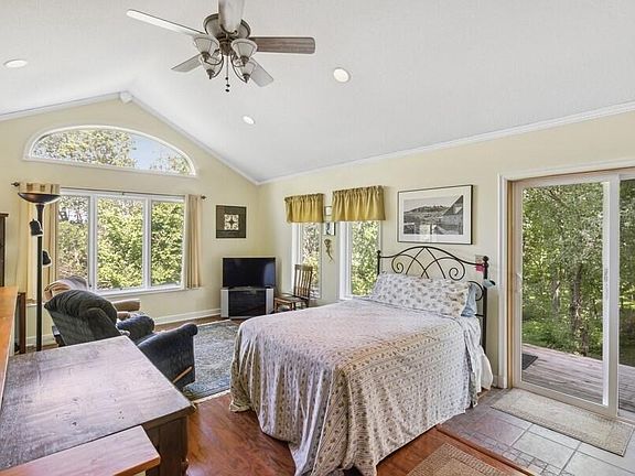 4th image of 2301 Lakeview Dr