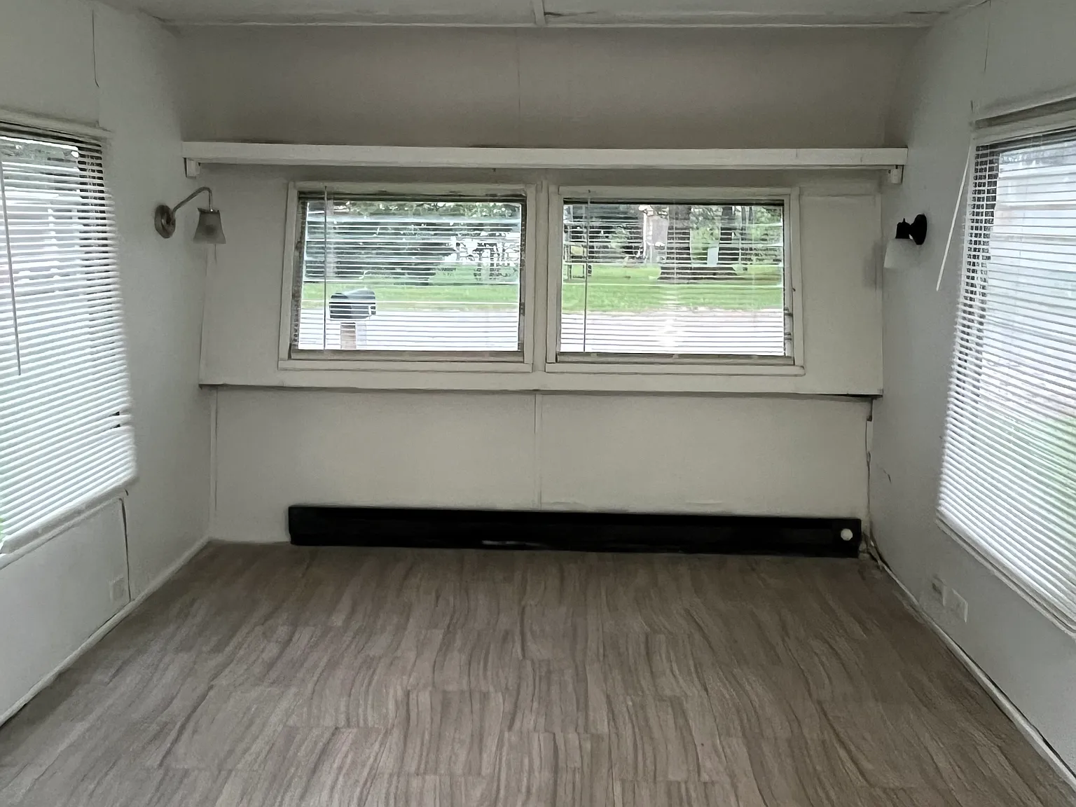 207 Moore Ave — Photo 1