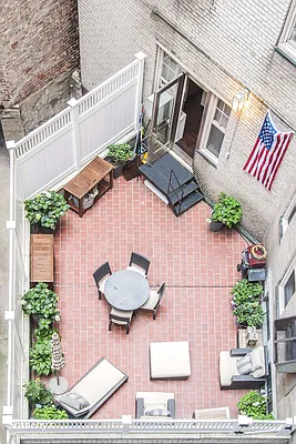 Sold by Sotheby's International Realty | media 10