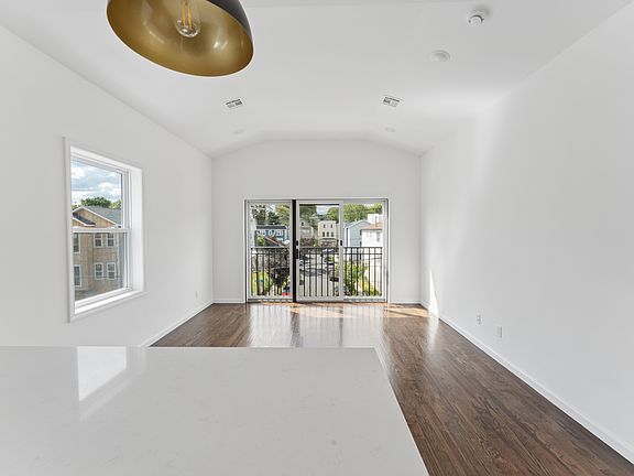 4th image of 904 Bergen St #2